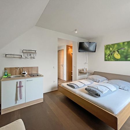 Modernes & Gepflegtes Hotelzimmer Mit Kueche! Bernstadt  Exteriér fotografie