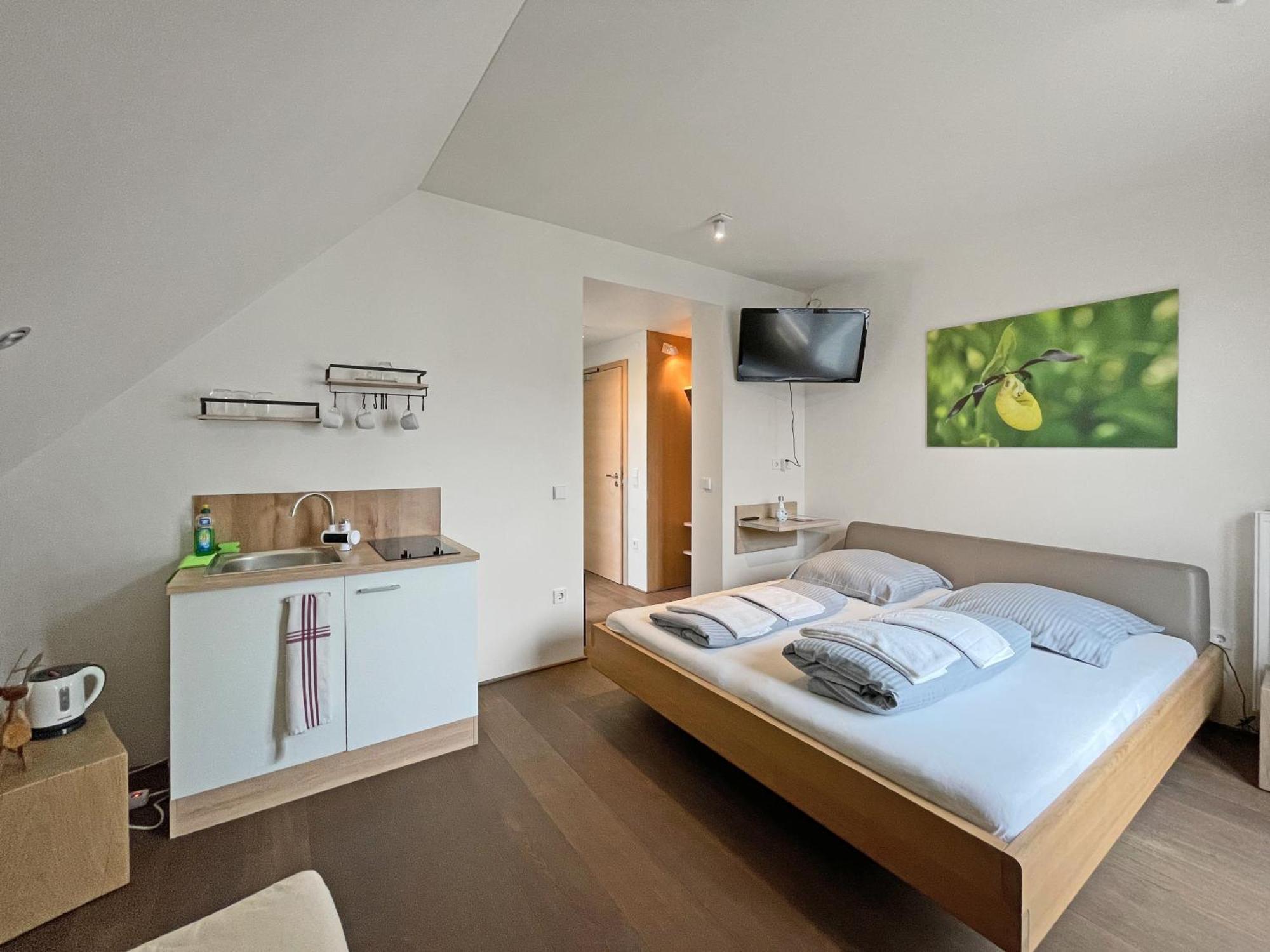 Modernes & Gepflegtes Hotelzimmer Mit Kueche! Bernstadt  Exteriér fotografie