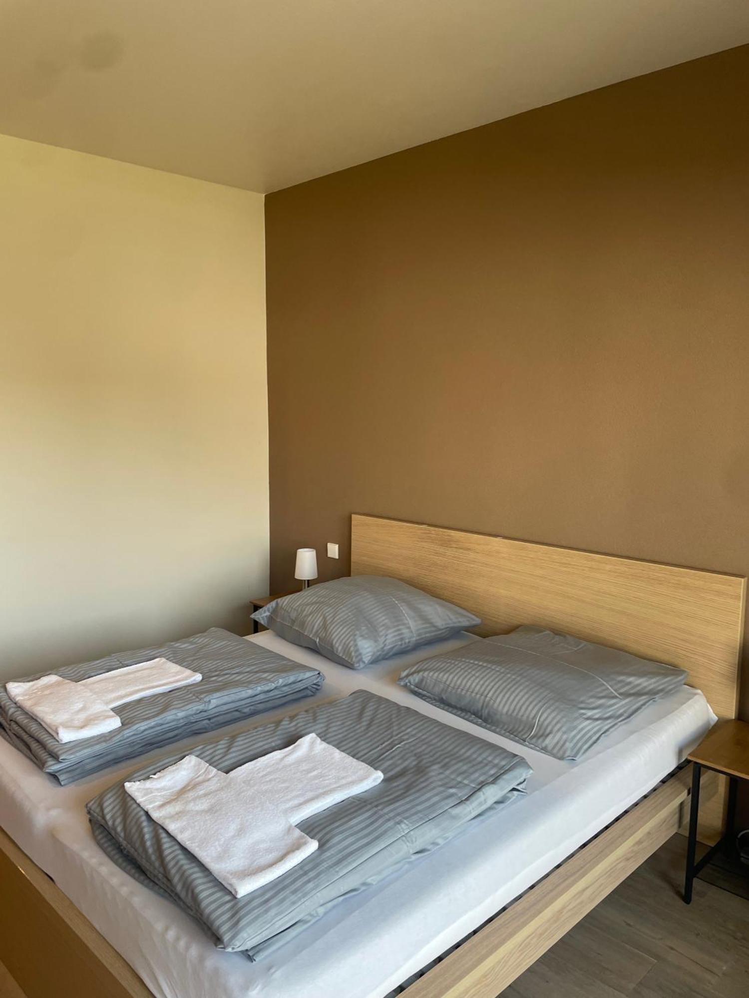 Modernes & Gepflegtes Hotelzimmer Mit Kueche! Bernstadt  Exteriér fotografie