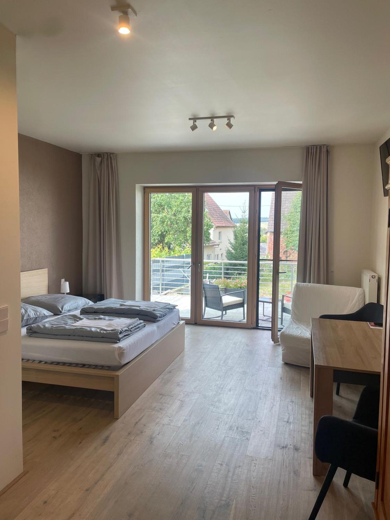 Modernes & Gepflegtes Hotelzimmer Mit Kueche! Bernstadt  Exteriér fotografie